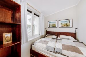 Schlafzimmer-mit-doppelbett-ferienwohnung-binz